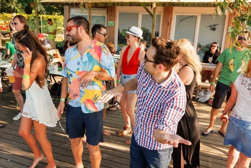 Personnes qui dansent à une soirée en juin au Wakekiki Bar à Brumath