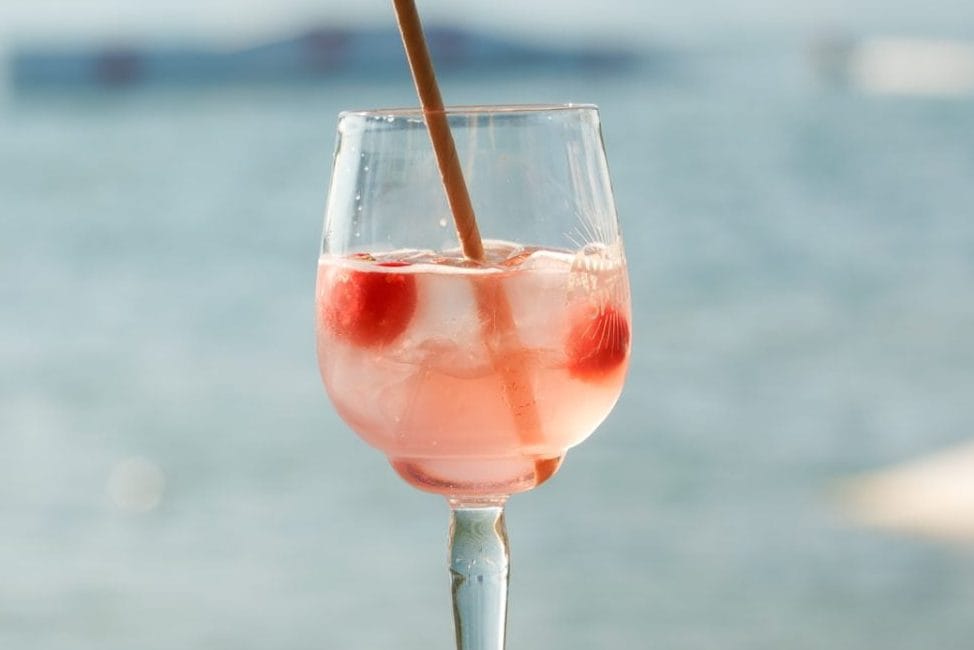 boisson au restaurant de la plage de brumath vue sur le lac