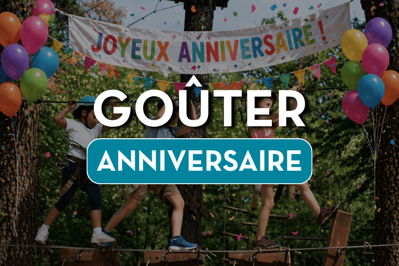 Enfants participant à un parcours d’accrobranche lors d’un goûter d’anniversaire, avec une banderole et des ballons décoratifs au-dessus.