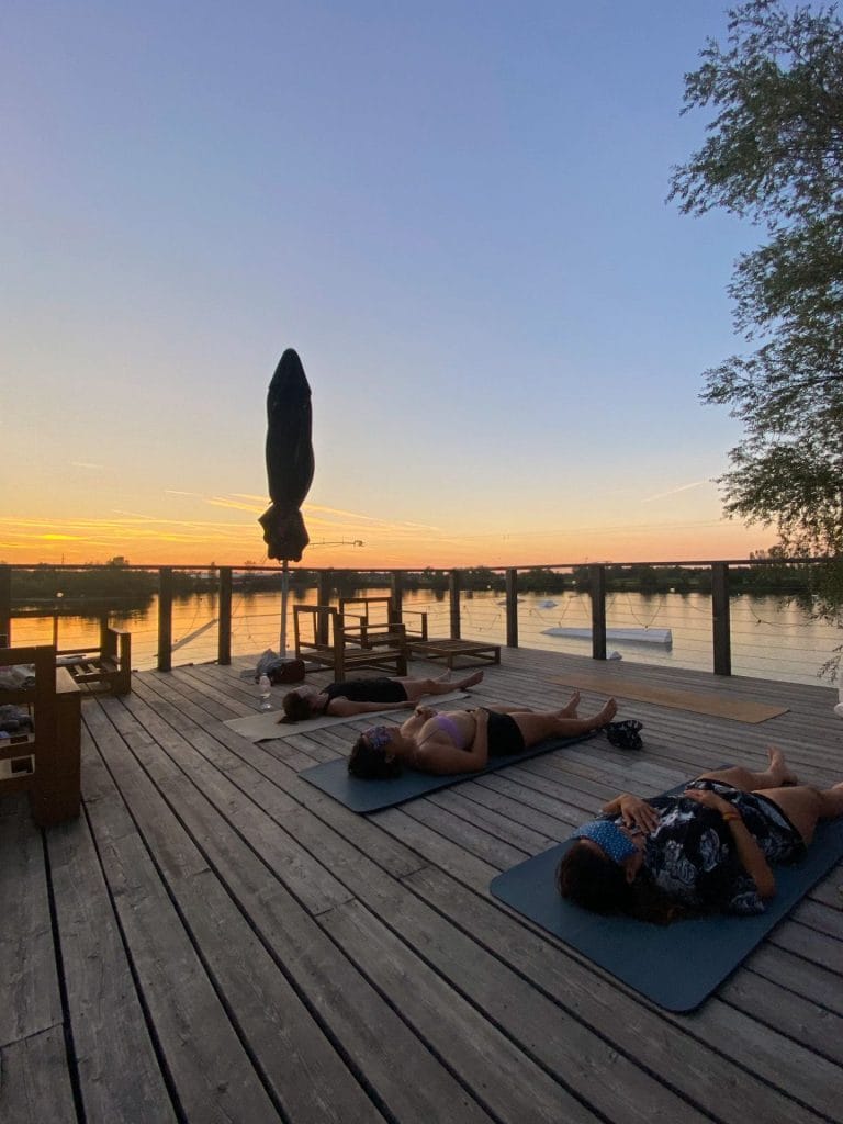 yoga face au lac en soirée