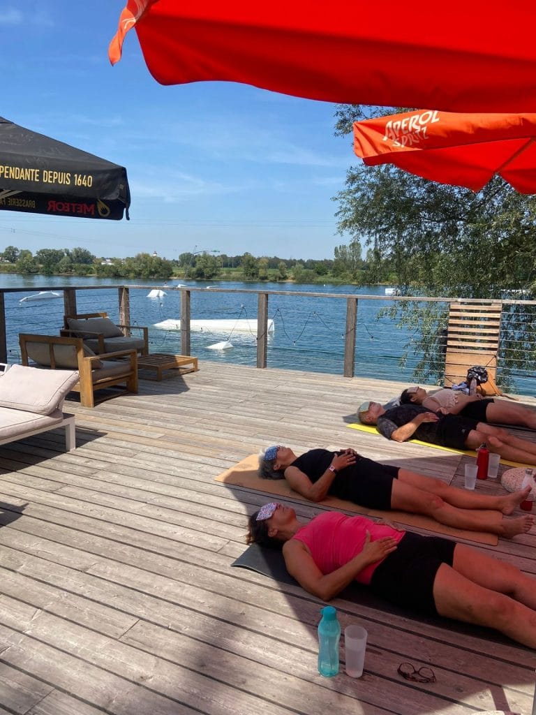 Yoga face au lac
